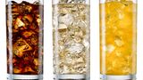 Bestimmte Getränke wie zuckerhaltige Limonaden, Säfte, Energydrinks und Milchshakes sind ebenfalls schwere Übeltäter. 