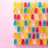 Darüber hinaus bleiben alle Lebensmittel, die klebrig, klebrig oder zäh sind - wie Gummibärchen ...