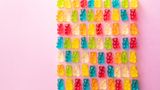 Darüber hinaus bleiben alle Lebensmittel, die klebrig, klebrig oder zäh sind - wie Gummibärchen ...