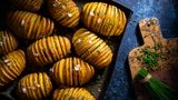 Einige frische Früchte, Gemüse oder stärkehaltige Lebensmittel wie beispielsweise Zitrusfrüchte, Kartoffeln, Reis oder sogar Bananen werden oft als schlecht für die Zähne bezeichnet, weil sie Zucker oder Säuren enthalten können, die die Zähne angreifen. Sie enthalten jedoch auch Nährstoffe, die die allgemeine Gesundheit fördern, was wiederum den Zähnen zugute kommen kann. Hier gilt es abzuwägen und natürlich in Maßen zu solchen Lebensmitteln zu greifen. Wer aber zweimal am Tag die Zähne putzt und Zahnseide verwendet, kann diese Lebensmittel ruhigen Gewissens genießen, so die Experten.
