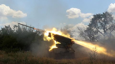 Mit einem Grad-BM-21-Raketenwerfer feuern Truppen der Ukraine im Donbass auf russische Stellungen
