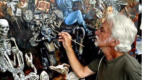 Jens Rusch arbeitet an seinem Werk "Wacken Wasteland"