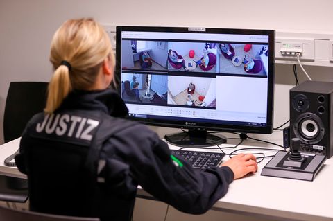  Eine Justizbeamtin zeichnet die Aussage eines Kindes in einem Childhood-Haus auf