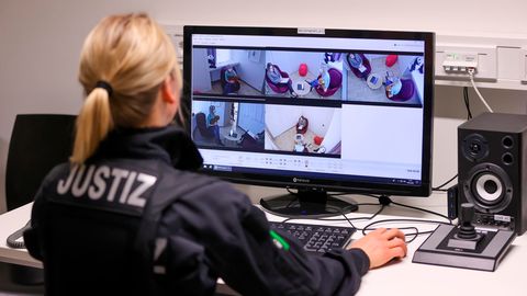  Eine Justizbeamtin zeichnet die Aussage eines Kindes in einem Childhood-Haus auf