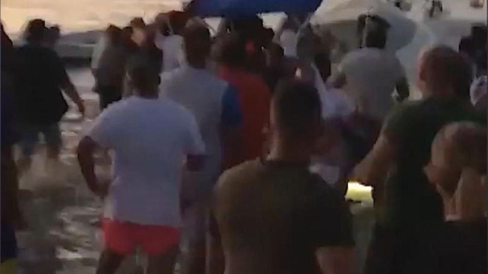 Küste Spaniens: Touristen plündern Drogenboot vor Augen der Polizei