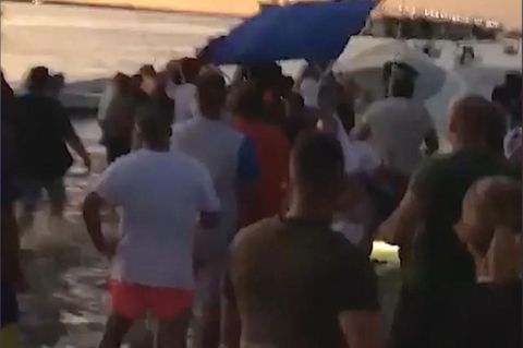 Küste Spaniens: Touristen plündern Drogenboot vor Augen der Polizei