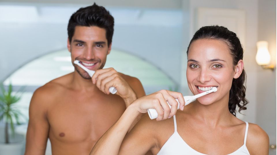 Deals des Tages: Junges Pärchen beim Zähneputzen mit elektrischer Zahnbürste