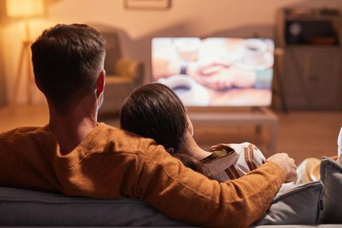 Vater und Sohn schauen Fernsehen
