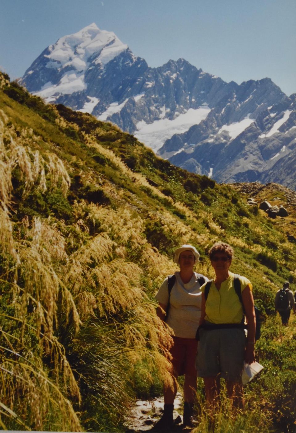 Zwei Seniorinnen vor einem Berg