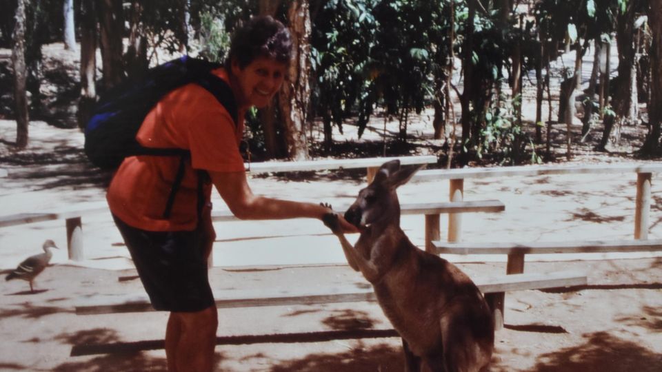 Seniorin berührt ein Känguru