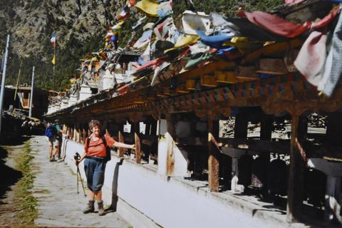 Senioren mit Wanderausrüstung in Nepal