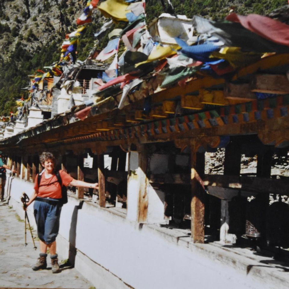 Senioren mit Wanderausrüstung in Nepal