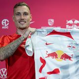 Er ist 24 Jahre alt und bei der TSG Hoffenheim zum Nationalspieler gereift: David Raum. Kein Wunder, dass er seinen Transfer zu RB Leipzig eng mit Bundestrainer Hansi Flick abgestimmt hat. Für Hoffenheim gibt es ein finanzielles Trostpflaster: Der Klub hatte Raum erst im vergangenen Sommer von Zweitligist Greuther Fürth geholt und kassieren nun laut Medienberichten etwa 30 Millionen Euro. 