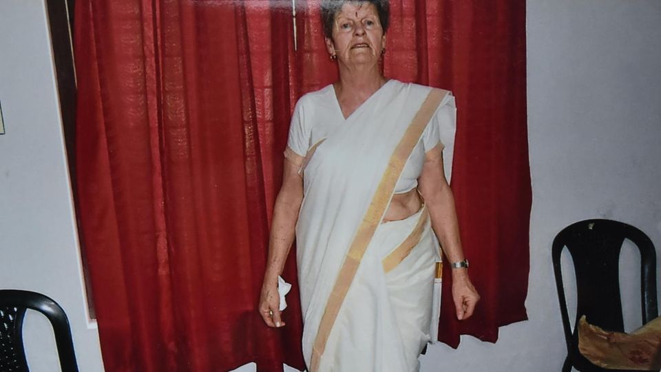 Seniorin trägt einen Sari
