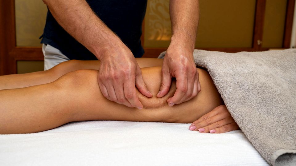 Reporterin testet, ob Lymphdrainagen wirklich schlank und gesund machen (Video)