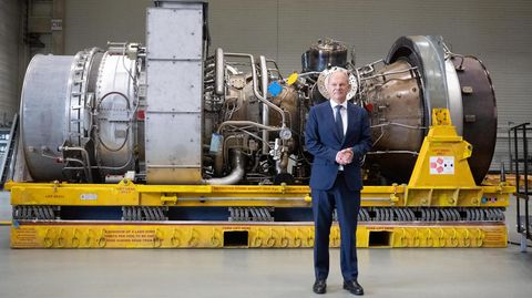 Olaf Scholz vor der Siemens-Energy-Turbine in Mülheim