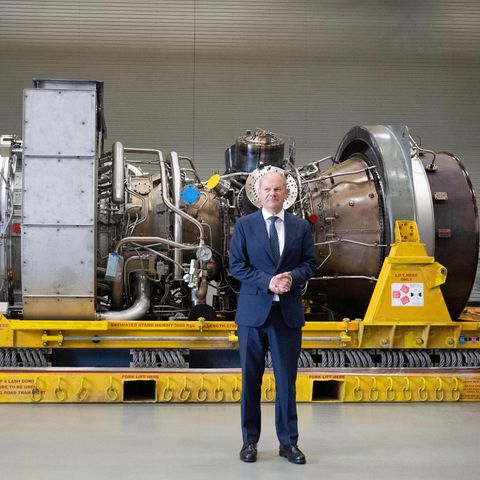 Olaf Scholz vor der Siemens-Energy-Turbine in Mülheim