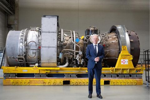 Olaf Scholz vor der Siemens-Energy-Turbine in Mülheim