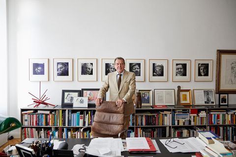 Gerhard Schröder in seinem Anwaltsbüro in Hannover