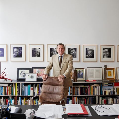Gerhard Schröder in seinem Anwaltsbüro in Hannover