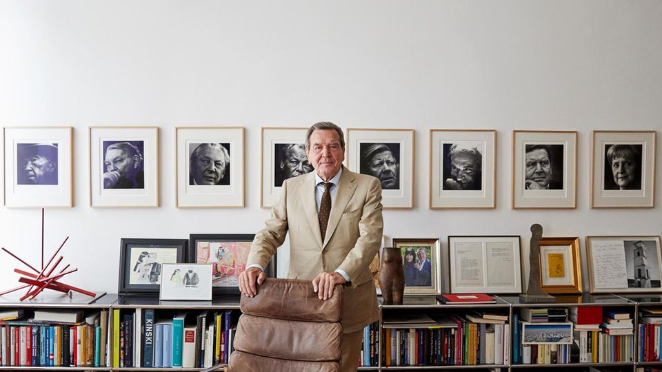 Gerhard Schröder in seinem Anwaltsbüro in Hannover