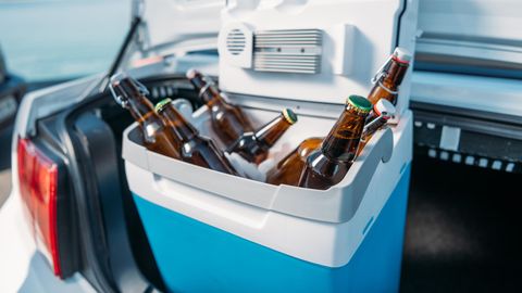 Deals des Tages: Mobile Kühlbox mit Bier in einem Kofferraum