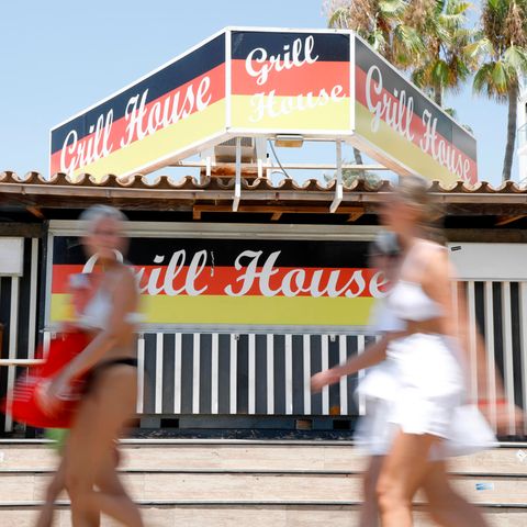 Touristen vor dem Grill House am Ballermann