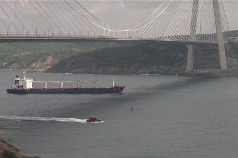 Video: Getreidefrachter kann Fahrt fortsetzen