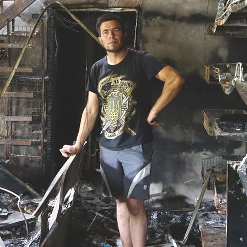 Alexander Prichodko steht in seinem zerbombten Textil- und Lebensmittel-Laden in Mykolaiv
