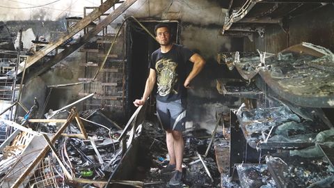 Alexander Prichodko steht in seinem zerbombten Textil- und Lebensmittel-Laden in Mykolaiv