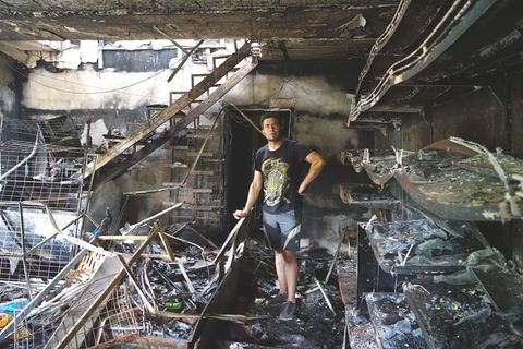 Alexander Prichodko steht in seinem zerbombten Textil- und Lebensmittel-Laden in Mykolaiv