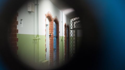 Suizid wegen geldstrafe: Blick durch ein Guckloch einer Zellentür auf den Zellentrackt im Gefängnis "Roter Ochse" in Halle