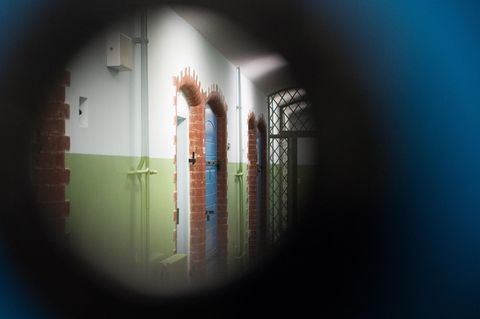 Suizid wegen geldstrafe: Blick durch ein Guckloch einer Zellentür auf den Zellentrackt im Gefängnis "Roter Ochse" in Halle