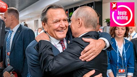 Putin umarmt Schröder bei der Eröffnung der Fußball-Weltmeisterschaft 2018 im Luzhniki-Stadion