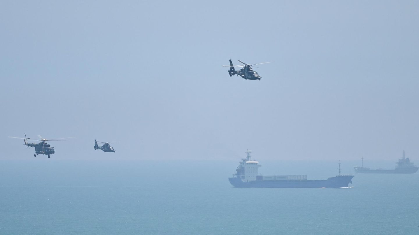 Chinesische Kampfhubschrauber nahe der Insel Pingtan über der Formosastraße, der Meerenge zwischen China und Taiwan