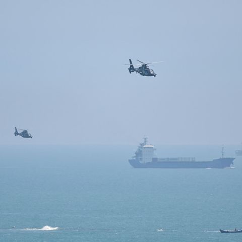 Chinesische Kampfhubschrauber nahe der Insel Pingtan über der Formosastraße, der Meerenge zwischen China und Taiwan