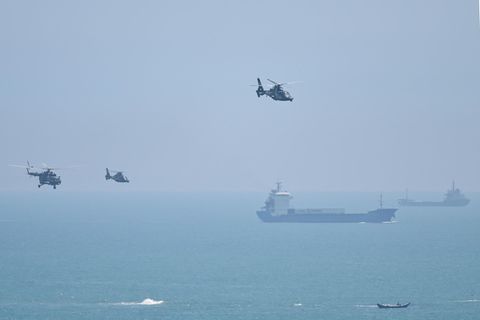 Chinesische Kampfhubschrauber nahe der Insel Pingtan über der Formosastraße, der Meerenge zwischen China und Taiwan