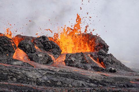 Island: Glühende Lava schießt aus einem Erdriss