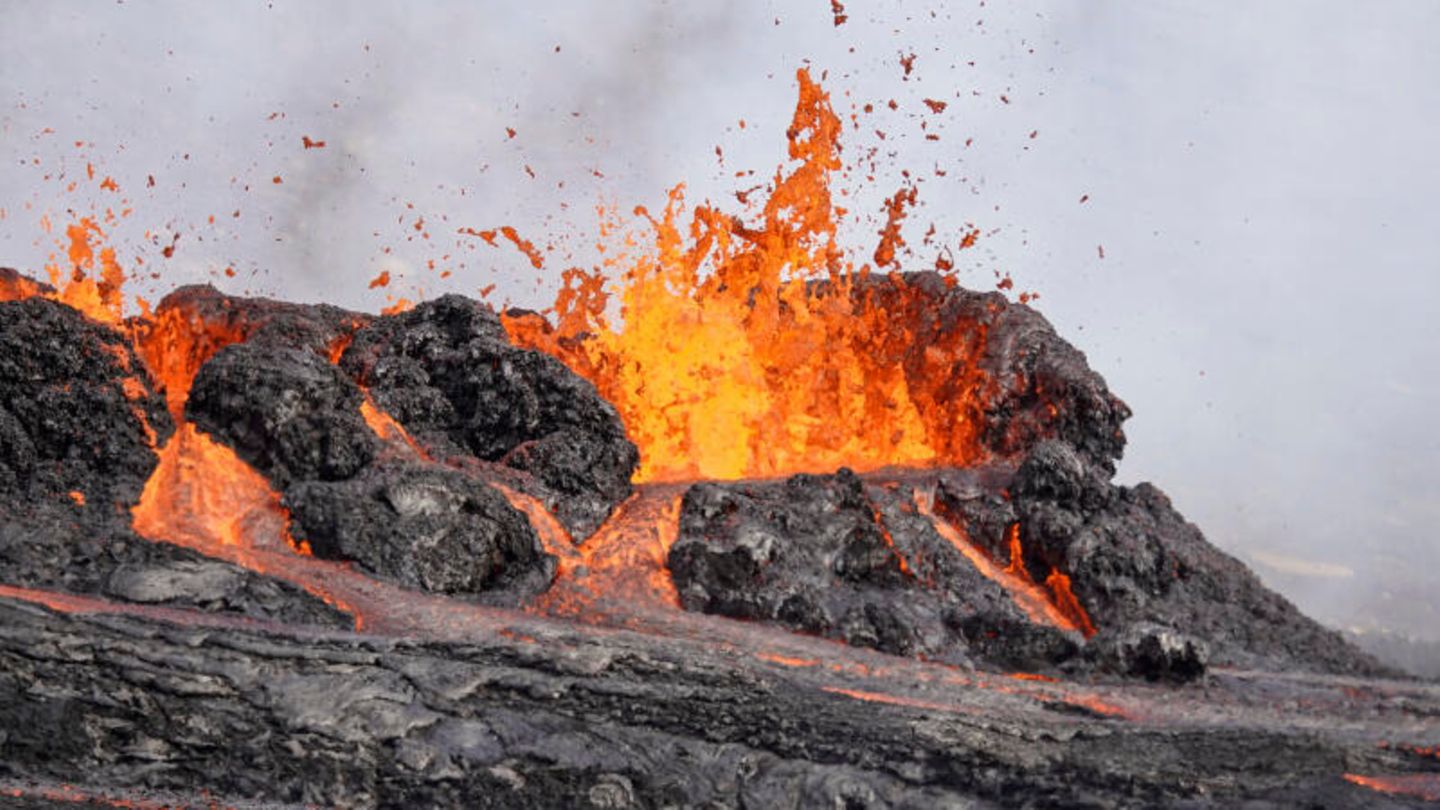 Island: Glühende Lava schießt aus einem Erdriss