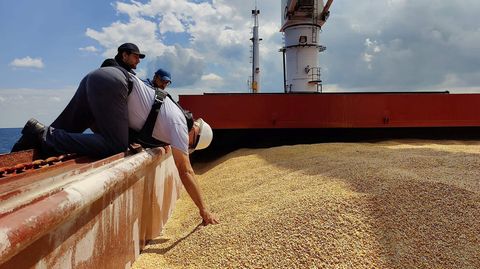 Türkische Inspekteure begutachten das Frachtschiff Razoni, das mit 26.000 Tonnen Mais beladen ist