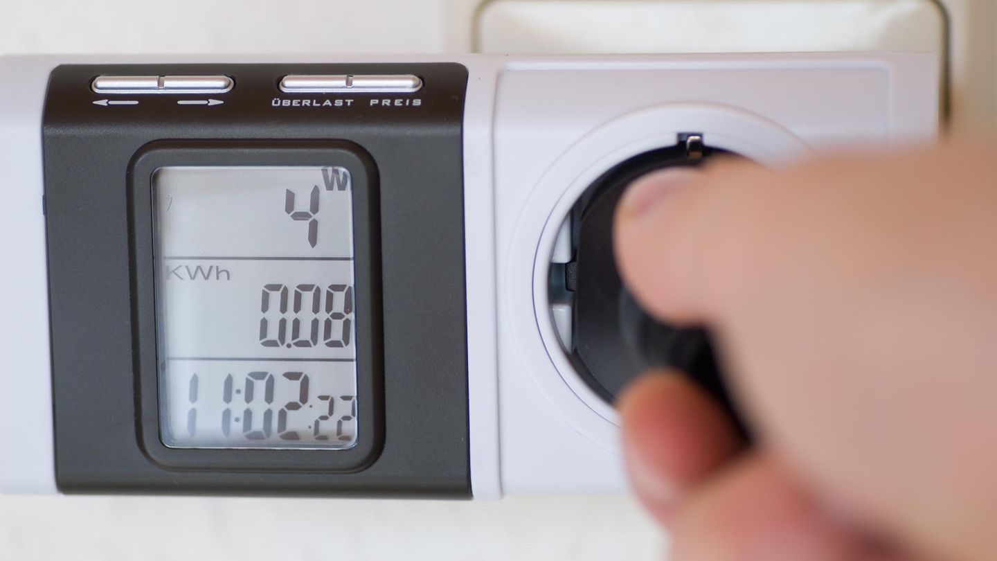 Ein Strommessgerät für die Steckdose zeigt den aktuellen Stromverbrauch an.