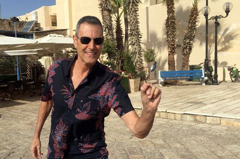 Der Zauberkünstler Uri Geller mit einem verbogenen Löffel