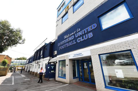 An einem Gebäude aus weißem Backstein steht in blauer Schrift "Southend United Football Club"