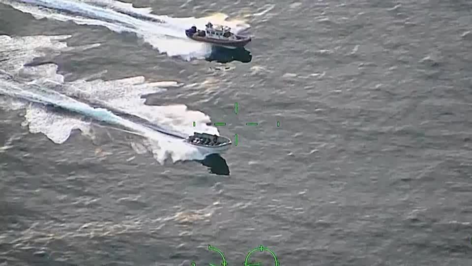 Video: Wilde Verfolgungsjagd auf offener See
