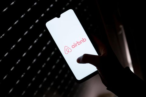 Airbnb-Logos ist auf einem Smartphone zu sehen