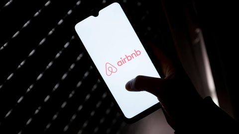 Airbnb-Logos ist auf einem Smartphone zu sehen