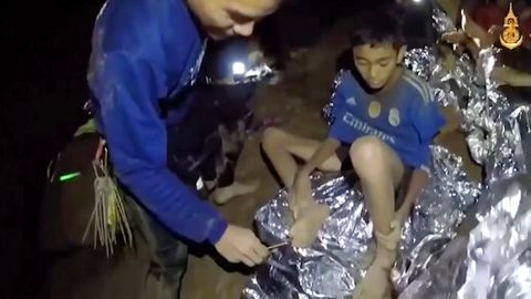 Thailand, 3. Juli 2018: Ein Jugendlicher der Fußballmannschaft, die in einer Höhle in Thailand eingeschlossen ist, wird von einem Navy Seal versorgt