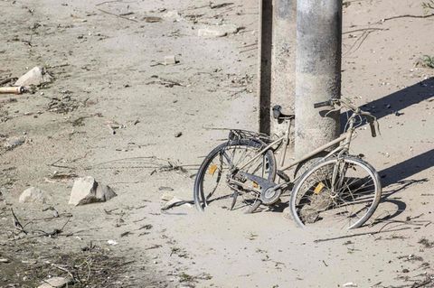 Fahrrad in ausgetrocknetem Flussbett
