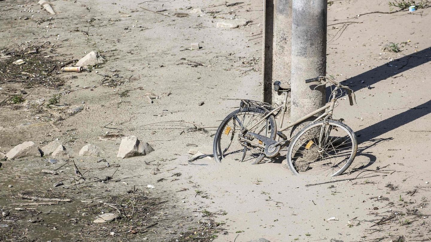Fahrrad in ausgetrocknetem Flussbett