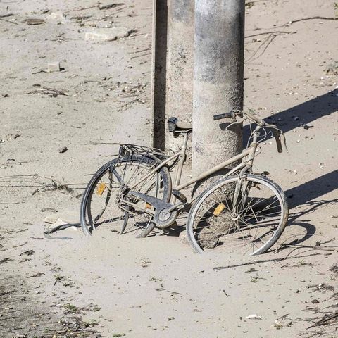 Fahrrad in ausgetrocknetem Flussbett